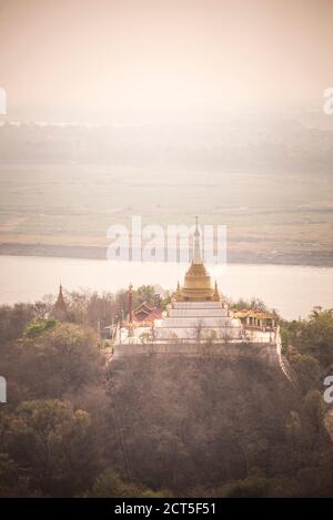 Buddhistischer Tempel bei Sonnenaufgang auf dem Sagaing Hill, Mandalay, Myanmar (Burma) Stockfoto