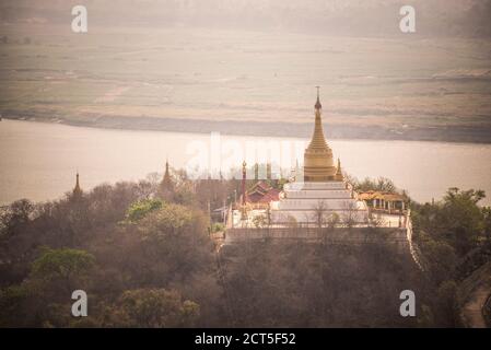 Buddhistischer Tempel bei Sonnenaufgang auf dem Sagaing Hill, Mandalay, Myanmar (Burma) Stockfoto