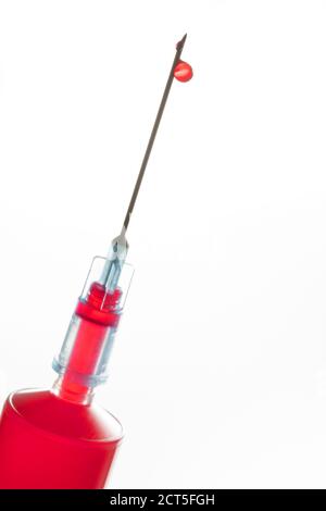 Blut tropft aus der Spritze Stockfoto