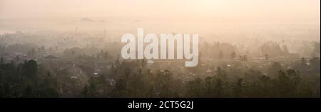 Neblige Sonnenaufgangsansicht von Kyaik Tan Lan Pagode, dem Tempel auf dem Hügel in Mawlamyine, Mon State, Myanmar (Burma) Stockfoto