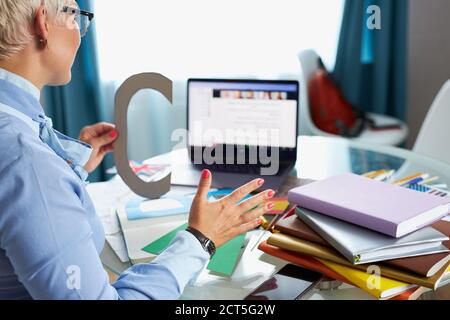 Weibliche Lehrerin halten Sprachtherapie-Sitzung mit Schülern online, lehrt Aussprache und Sprachschwierigkeiten, mit Laptop Stockfoto