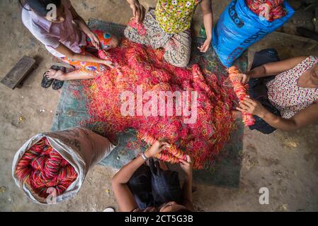 Herstellung von Gummibändern auf Bilugyun Island (alias Bilu Kyun oder Ogre Island), Mawlamyine, Mon State, Myanmar (Burma) Stockfoto