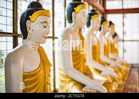 Reihe von großen Gold Buddha Statuen in Lotus Position, bei einem Tempel in Yangon (Rangun), Myanmar (Burma) Stockfoto