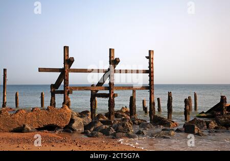 An der North Norfolk Küste in Happisburgh, Norfolk, England, Vereinigtes Königreich, befinden sich Felsschweller und verwüstter Wellenbrecher. Stockfoto