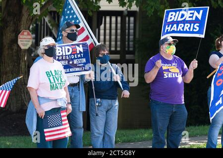 Demonstranten erwarten am Sonntag, den 20. September 2020, die Autokolonne des US-Präsidenten Donald J. Trump vor dem Trump National Golf Club in Herndon, Virginia. Quelle: Chris Kleponis/Pool via CNP /MediaPunch Stockfoto