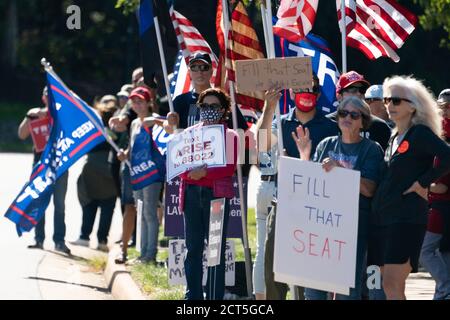 Demonstranten erwarten am Sonntag, den 20. September 2020, die Autokolonne des US-Präsidenten Donald J. Trump vor dem Trump National Golf Club in Herndon, Virginia. Quelle: Chris Kleponis/Pool via CNP /MediaPunch Stockfoto