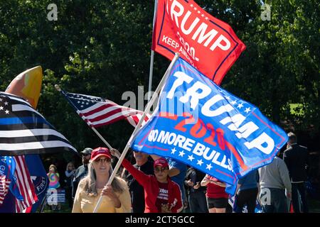 Demonstranten erwarten am Sonntag, den 20. September 2020, die Autokolonne des US-Präsidenten Donald J. Trump vor dem Trump National Golf Club in Herndon, Virginia. Quelle: Chris Kleponis/Pool via CNP /MediaPunch Stockfoto