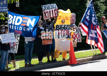 Demonstranten erwarten am Sonntag, den 20. September 2020, die Autokolonne des US-Präsidenten Donald J. Trump vor dem Trump National Golf Club in Herndon, Virginia. Quelle: Chris Kleponis/Pool via CNP /MediaPunch Stockfoto