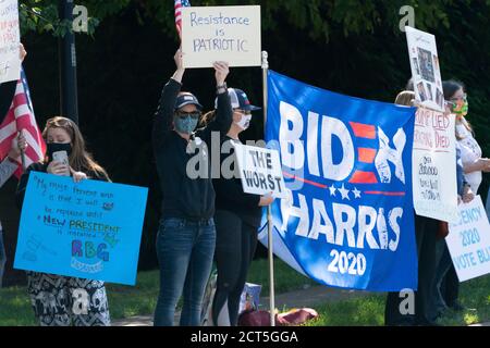 Demonstranten erwarten am Sonntag, den 20. September 2020, die Autokolonne des US-Präsidenten Donald J. Trump vor dem Trump National Golf Club in Herndon, Virginia. Quelle: Chris Kleponis/Pool via CNP /MediaPunch Stockfoto