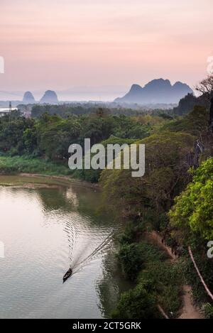 Blick von bat Cave bei Sonnenuntergang, hPa an, Kayin State (Karen State), Myanmar (Burma) Stockfoto