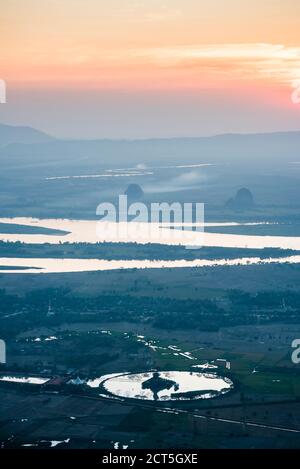 Kyauk Kalap in der Mitte des Sees bei Sonnenuntergang, vom Berg Zwegabin gesehen, hPa an, Kayin State (Karen State), Myanmar (Burma) Stockfoto