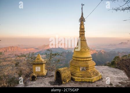 Goldstupa bei Sonnenuntergang auf dem Berg Zwegabin, hPa an, Kayin State (Karen State), Myanmar (Burma) Stockfoto