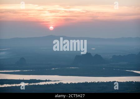 Kalksteinkarstgebirge und Thanlwin River, vom Berg Zwegabin bei Sonnenuntergang gesehen, hPa an, Kayin State (Karen State), Myanmar (Burma) Stockfoto