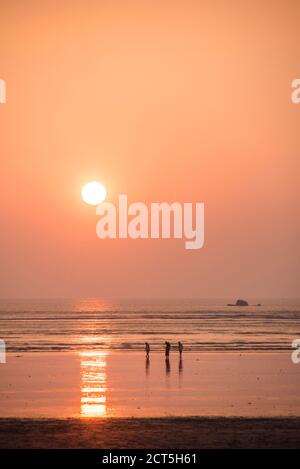 Menschen am Maungmagan Beach bei Sonnenuntergang, Dawei, Tanintharyi Region, Myanmar (Burma) Stockfoto