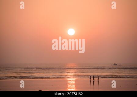 Menschen am Maungmagan Beach bei Sonnenuntergang, Dawei, Tanintharyi Region, Myanmar (Burma) Stockfoto