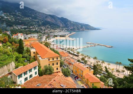 Menton, Stadt an der französischen Riviera Cote d'Azur, landschaftlich schöner Blick auf die Küste und den Strand. Stockfoto