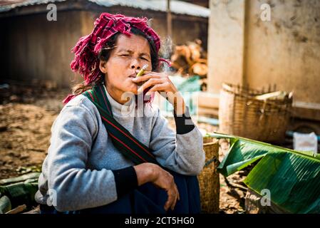 Porträt einer Pa-O Frau auf dem Ywama Markt, Inle Lake, Shan Staat, Myanmar (Burma) Stockfoto