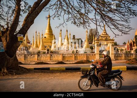 Street Scene mit buddhistischen Mönch, Pindaya, Shan Staat, Myanmar (Birma) Stockfoto