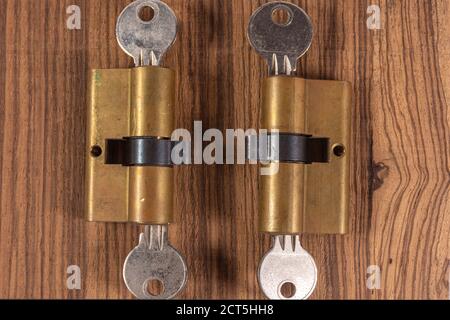 Schlösser mit Schlüssel auf Holzhintergrund Stockfoto