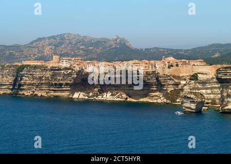 Die Limestone Küste und clifftop Zitadelle Stadt Bonifacio liegt an der südlichen Spitze von der französischen Insel Korsika - Corse du Sud Frankreich Stockfoto