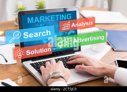 Gigital Marketing Konzeptuelle Bild Mit Geschäftsmann Arbeiten Auf Laptop In Büro Stockfoto