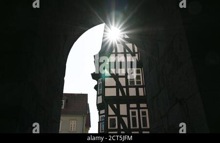 Alsfeld, Deutschland. September 2020. Hinter dem Dach des alten Rathauses scheint die Sonne auf einem Durchgang der Walpurgiskirche. Die Stadt am Vogelsberg ist mit ihren Fachwerkhäusern ein architektonisches Juwel. Kredit: Arne Dedert/dpa/Alamy Live Nachrichten Stockfoto