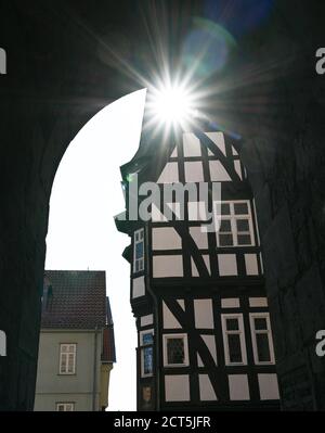 Alsfeld, Deutschland. September 2020. Hinter dem Dach des alten Rathauses scheint die Sonne auf einem Durchgang der Walpurgiskirche. Die Stadt am Vogelsberg ist mit ihren Fachwerkhäusern ein architektonisches Juwel. Kredit: Arne Dedert/dpa/Alamy Live Nachrichten Stockfoto