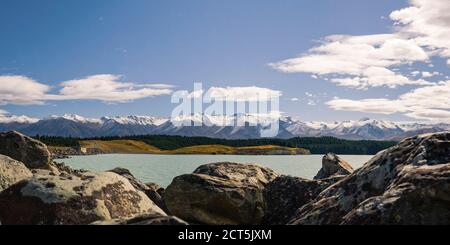 Panoramafoto von schneebedeckten Bergen und dem Pukaki-See, Südinsel, Neuseeland Stockfoto