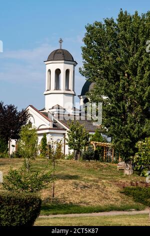 Eine orthodoxe Kirche in einem Park in Sofia, Bulgarien. Stockfoto