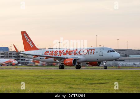 EasyJet Airbus A320-Registrierung G-EZOF, der am 18th 2020. September vom Flughafen London Luton, Bedfordshire, Großbritannien, abfliegt Stockfoto