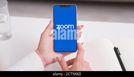 Smartphone mit dem Logo der Zoom Cloud Meetings App Stockfoto