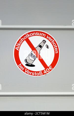 Köln, Deutschland. September 2020. Schild mit Hinweis auf ein Alkoholverbot an einer U-Bahn-Haltestelle. An allen KVB-Haltestellen in Köln ist das Trinken von Alkohol auf dem Bahnsteig und in den Zügen verboten. (Themenbild, Symbolbild) Köln, 16.09.2020 Quelle: dpa/Alamy Live News Stockfoto