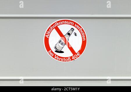 Köln, Deutschland. September 2020. Schild mit Hinweis auf ein Alkoholverbot an einer U-Bahn-Haltestelle. An allen KVB-Haltestellen in Köln ist das Trinken von Alkohol auf dem Bahnsteig und in den Zügen verboten. (Themenbild, Symbolbild) Köln, 16.09.2020 Quelle: dpa/Alamy Live News Stockfoto