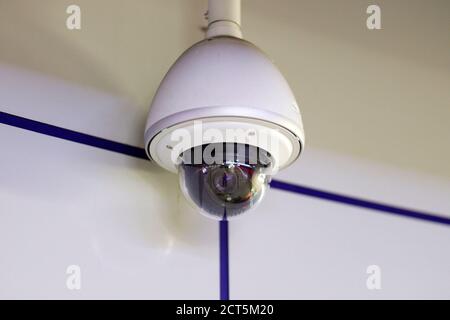 Köln, Deutschland. September 2020. Schild mit Videoüberwachung an einer U-Bahn-Station. (Themenbild, Symbolbild) Köln, 16.09.2020 Quelle: dpa/Alamy Live News Stockfoto