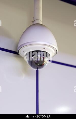 Köln, Deutschland. September 2020. Schild mit Videoüberwachung an einer U-Bahn-Station. (Themenbild, Symbolbild) Köln, 16.09.2020 Quelle: dpa/Alamy Live News Stockfoto