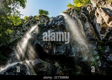Ein großer Wasserfall in einem Wald. Wunderschöne Naturlandschaft des Boyana Wasserfalls in Bulgarien Stockfoto