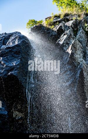 Ein großer Wasserfall in einem Wald. Wunderschöne Naturlandschaft des Boyana Wasserfalls in Bulgarien Stockfoto