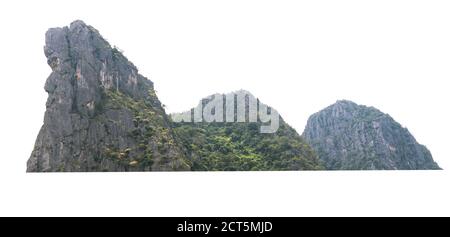 Felsberg mit Wald isolieren auf weißem Hintergrund Stockfoto