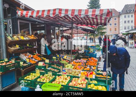 Würzburg/Deutschland-3/1/19: Frisches Obst und Gemüse in Kisten auf einem Markt in Würzburg Stockfoto