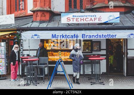 Würzburg/Deutschland-3/1/19: Marktcafé Brandstetter Lädele an der Marienkapelle am Marktplatz in der Innenstadt von Würzburg Stockfoto