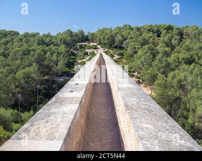 Passage über das antike römische Aquädukt, bekannt als El Pont del Diable (Teufelsbrücke), Tarragona, Katalonien, Spanien. Stockfoto