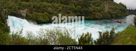 Panoramafoto von Touristen auf einer Bootstour bei Huka Falls, Taupo, Waikato Region, Nordinsel, Neuseeland Stockfoto