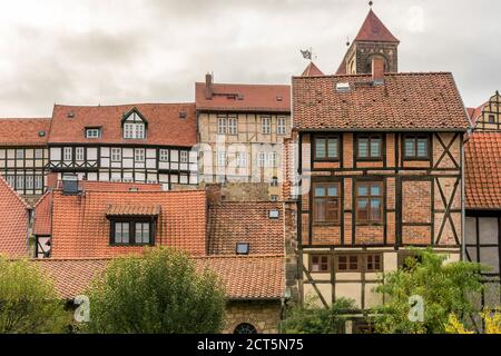 Schlosshügel in Quedlinburg mit historischen Fachwerkhäusern Stockfoto