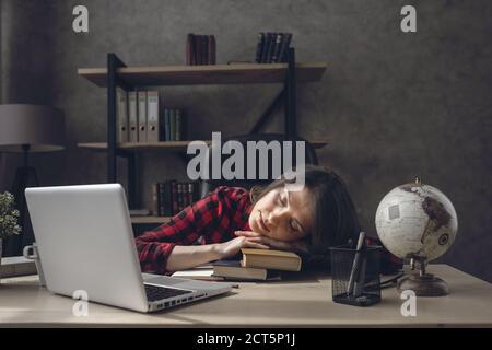 Müde Student Mädchen schläft über ihre Bücher zu Hause Stockfoto