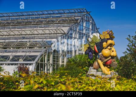 Four Seasons Skulptur von Philip Haas vor dem Glasshouse an einem sonnigen Herbsttag im RHS Garden, Wisley, Surrey, UK Stockfoto