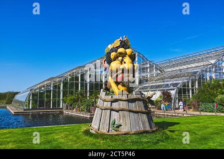 Four Seasons Skulptur von Philip Haas vor dem Glasshouse an einem sonnigen Herbsttag im RHS Garden, Wisley, Surrey, UK Stockfoto