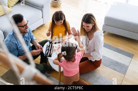 Glückliche Familie zu Hause Spaß haben und Zeit zusammen verbringen. Familie, Liebe Glück Konzept Stockfoto