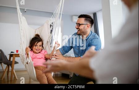 Glücklich liebende Familie. Vater und Tochter kind Mädchen spielen zusammen Stockfoto