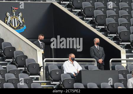 Newcastle United Besitzer Mike Ashley sitzt auf den Tribünen Stockfoto