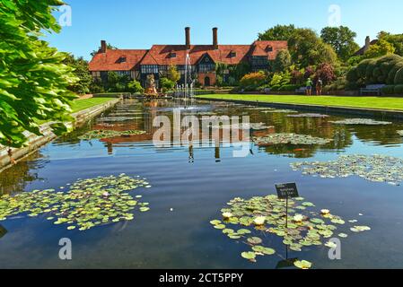 Das Laborgebäude und der Jellicoe-Kanal mit Seerosen im RHS Garden, Wisley, Surrey, Großbritannien Stockfoto